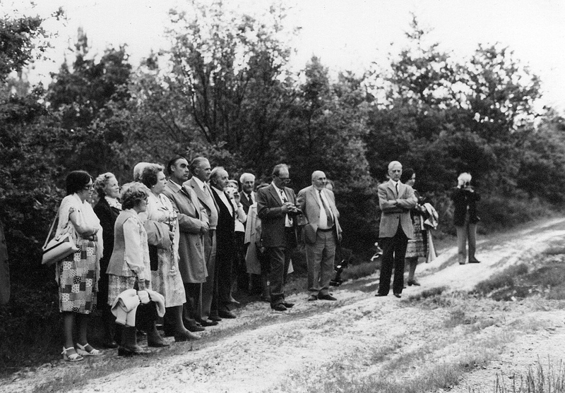 L’assemblée écoute l’allocution.